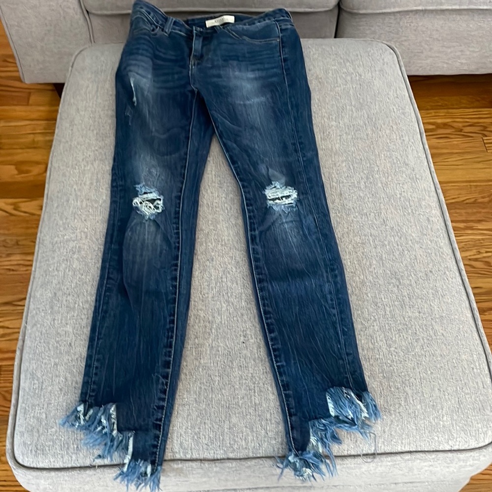 Womens frayed hem skinny jeans. Size 2, runs small.